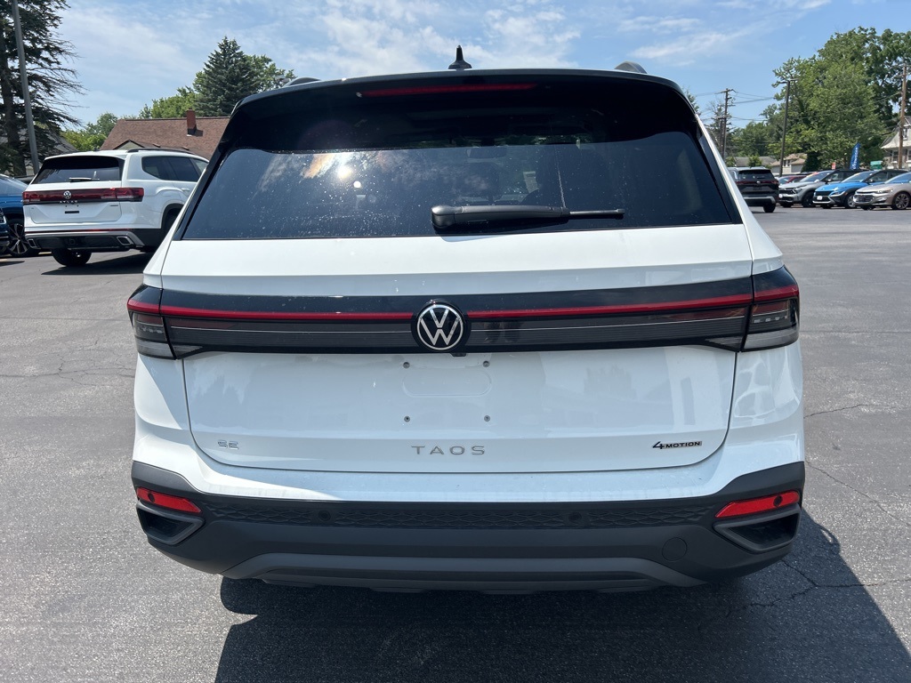 2025 Volkswagen Taos SE photo 3