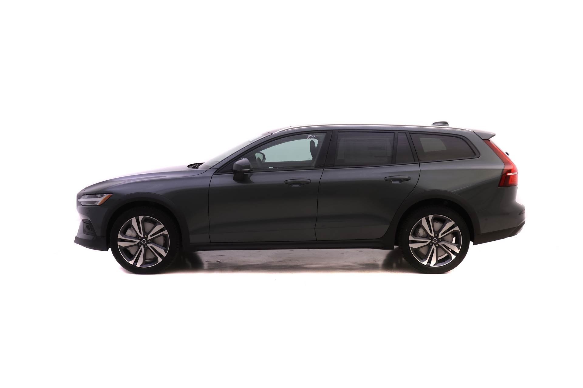2026 Volvo V60 Cross Country B5 AWD Plus photo 3