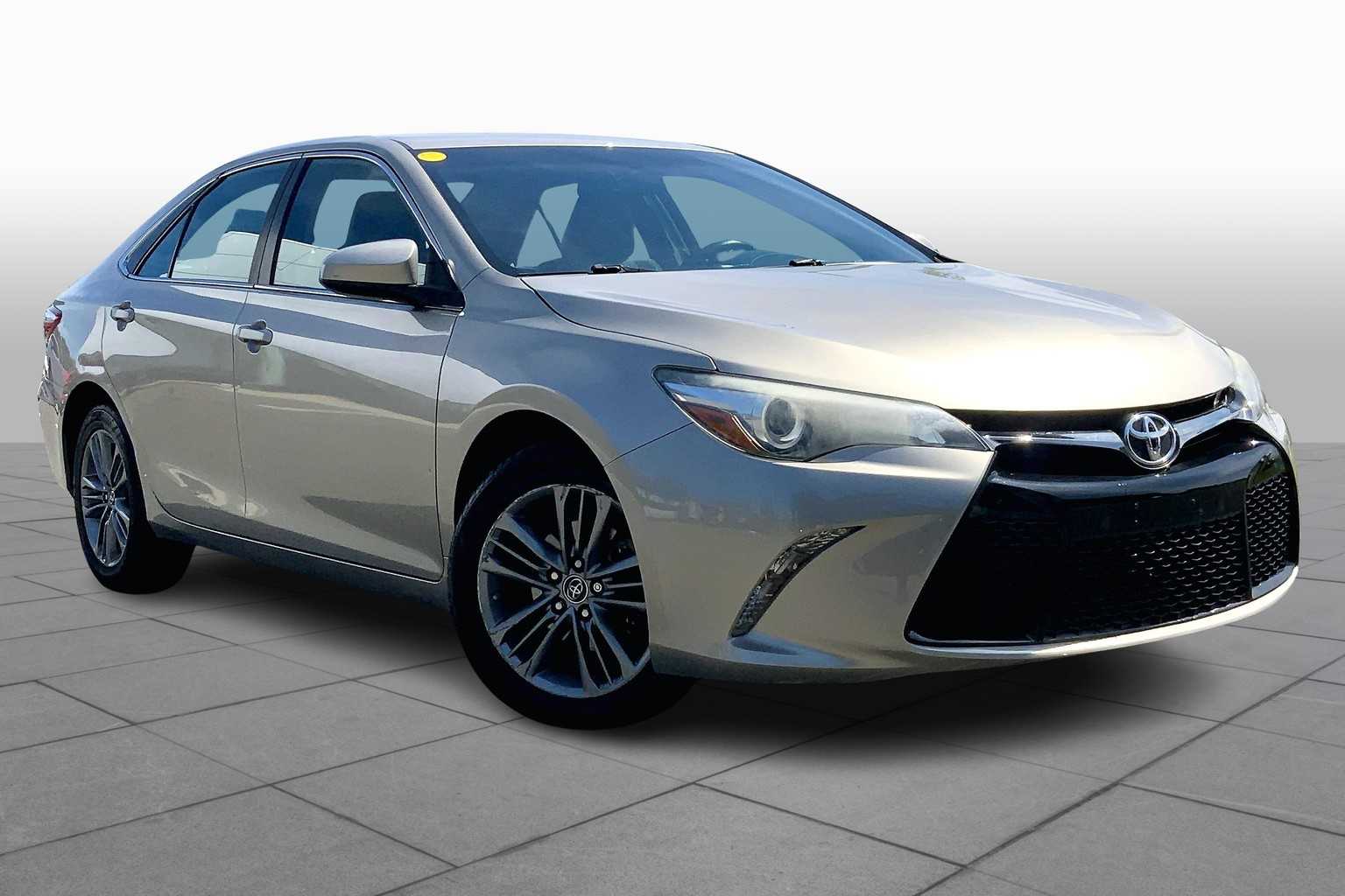 2015 Toyota Camry SE photo 2
