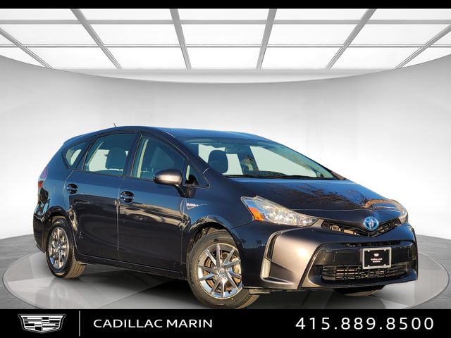 2015 Toyota Prius v Three's photo