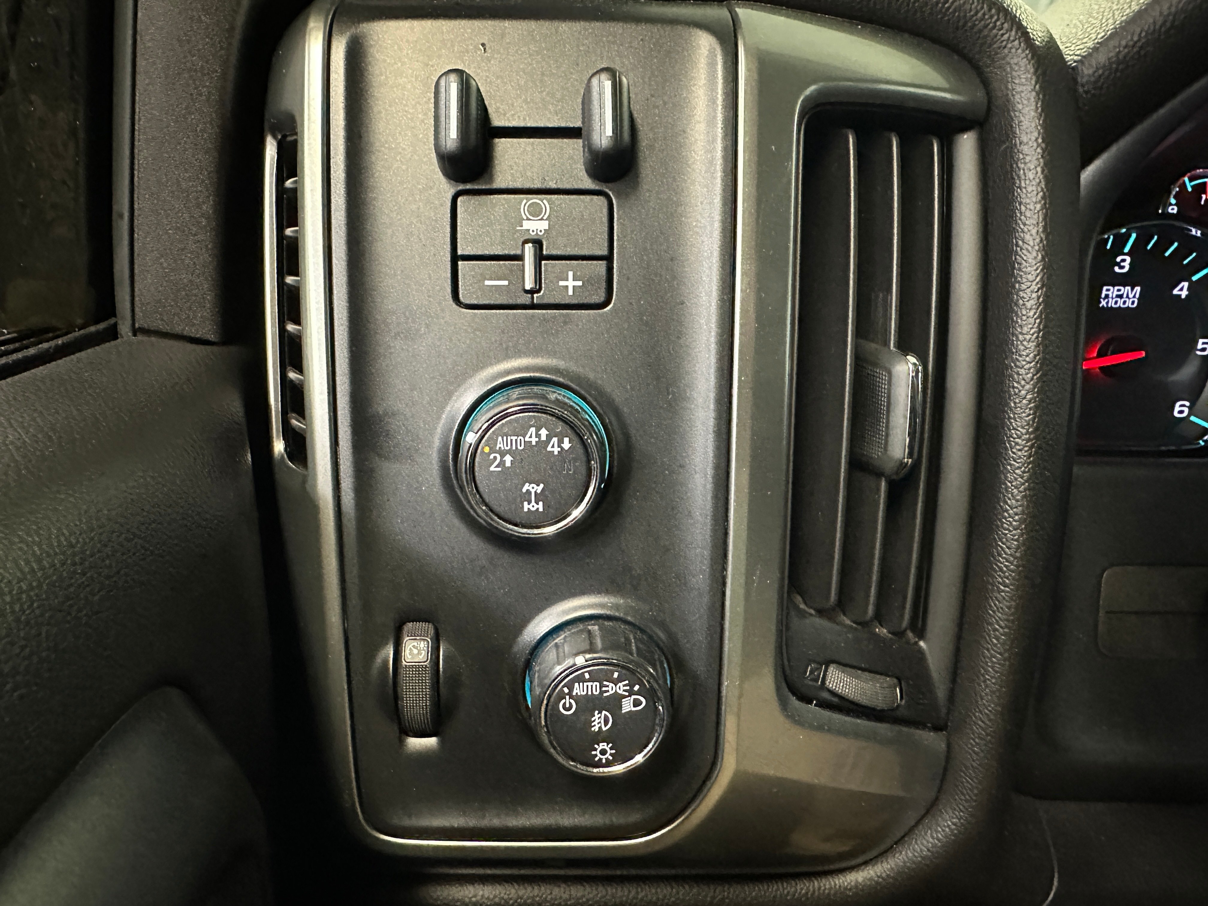 2018 Chevrolet Silverado 1500 LT photo 4