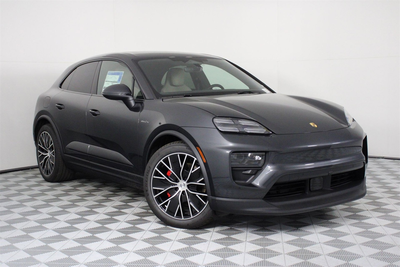 2025 Porsche Macan Electric photo 8