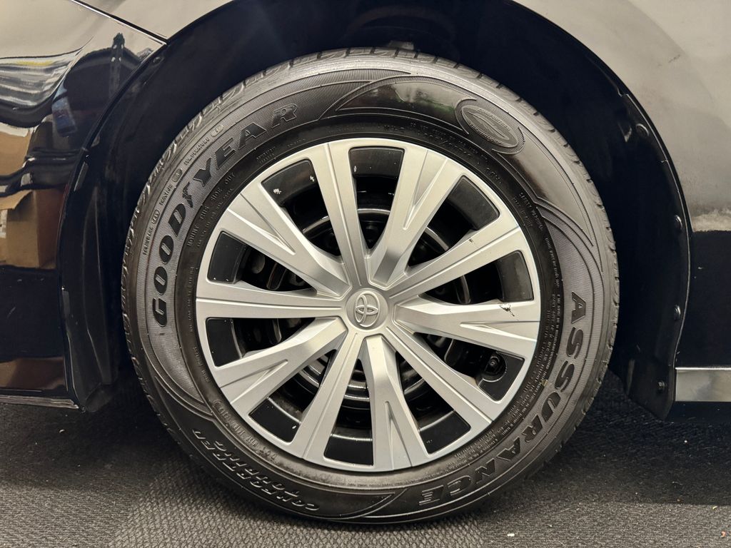 2018 Toyota Camry Hybrid LE photo 17