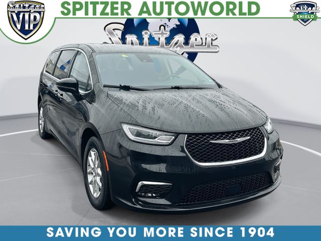 2024 Chrysler Pacifica Touring L's photo