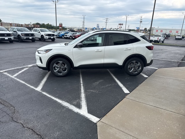 2025 Ford Escape ST-Line photo 3