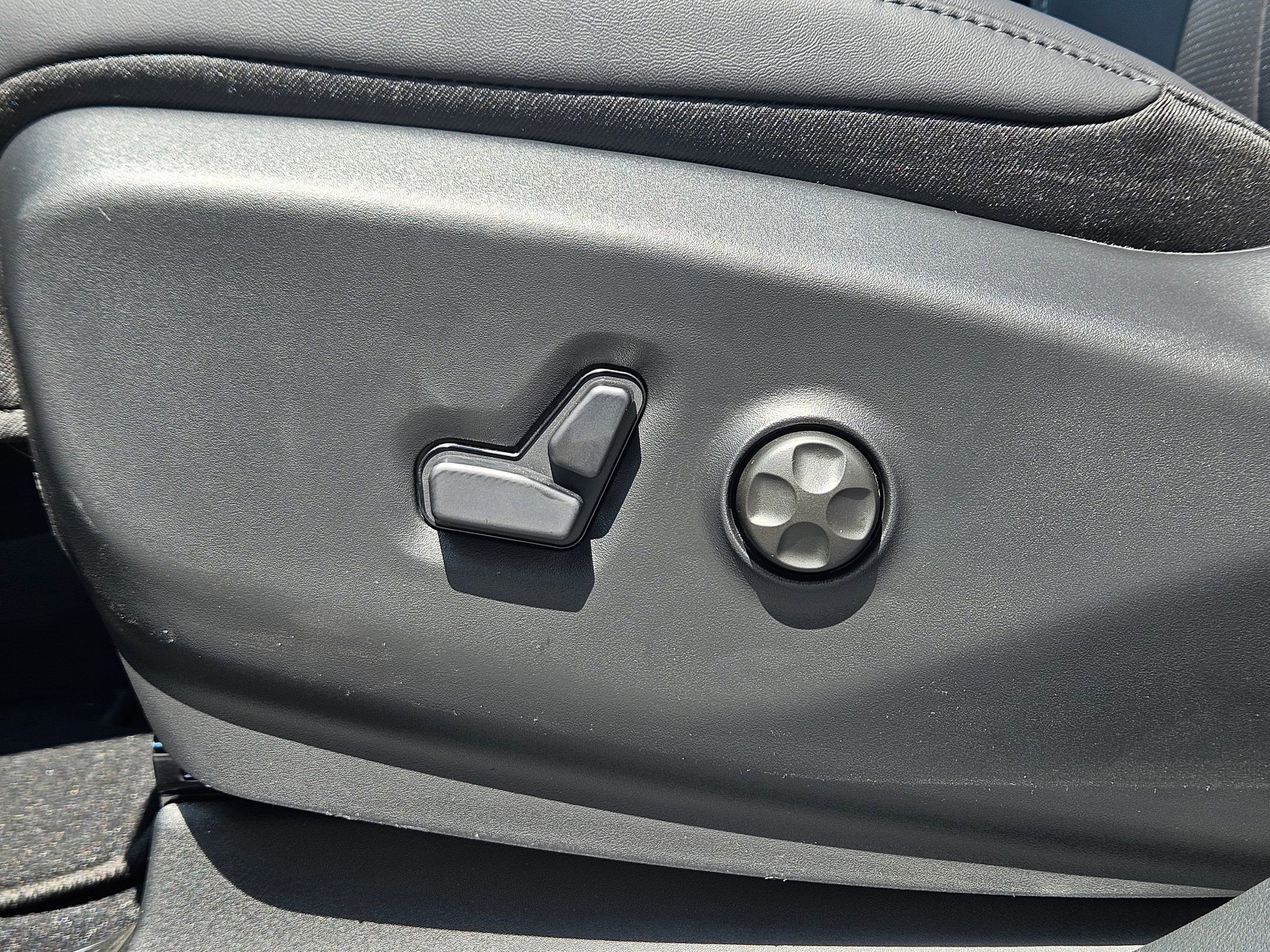 2026 Chrysler Pacifica photo 17