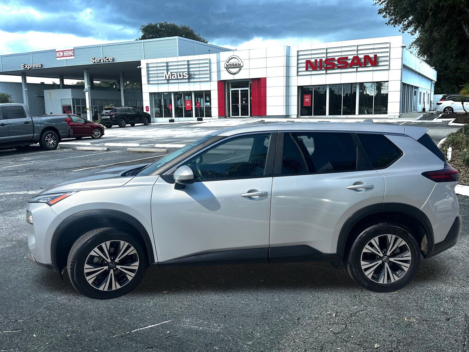 2023 Nissan Rogue SV photo 4
