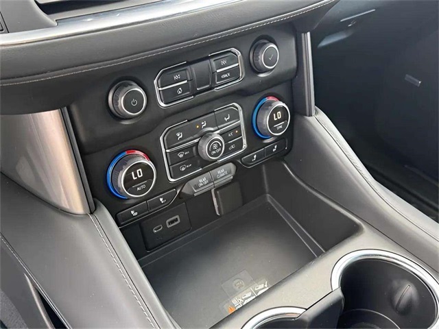 2022 Chevrolet Suburban LT photo 18