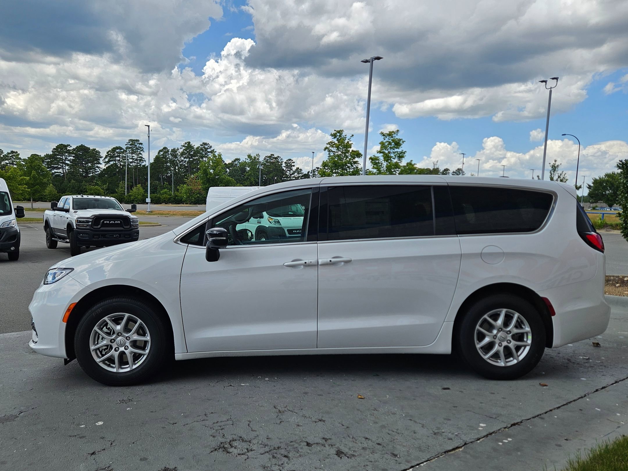 2025 Chrysler Pacifica photo 4