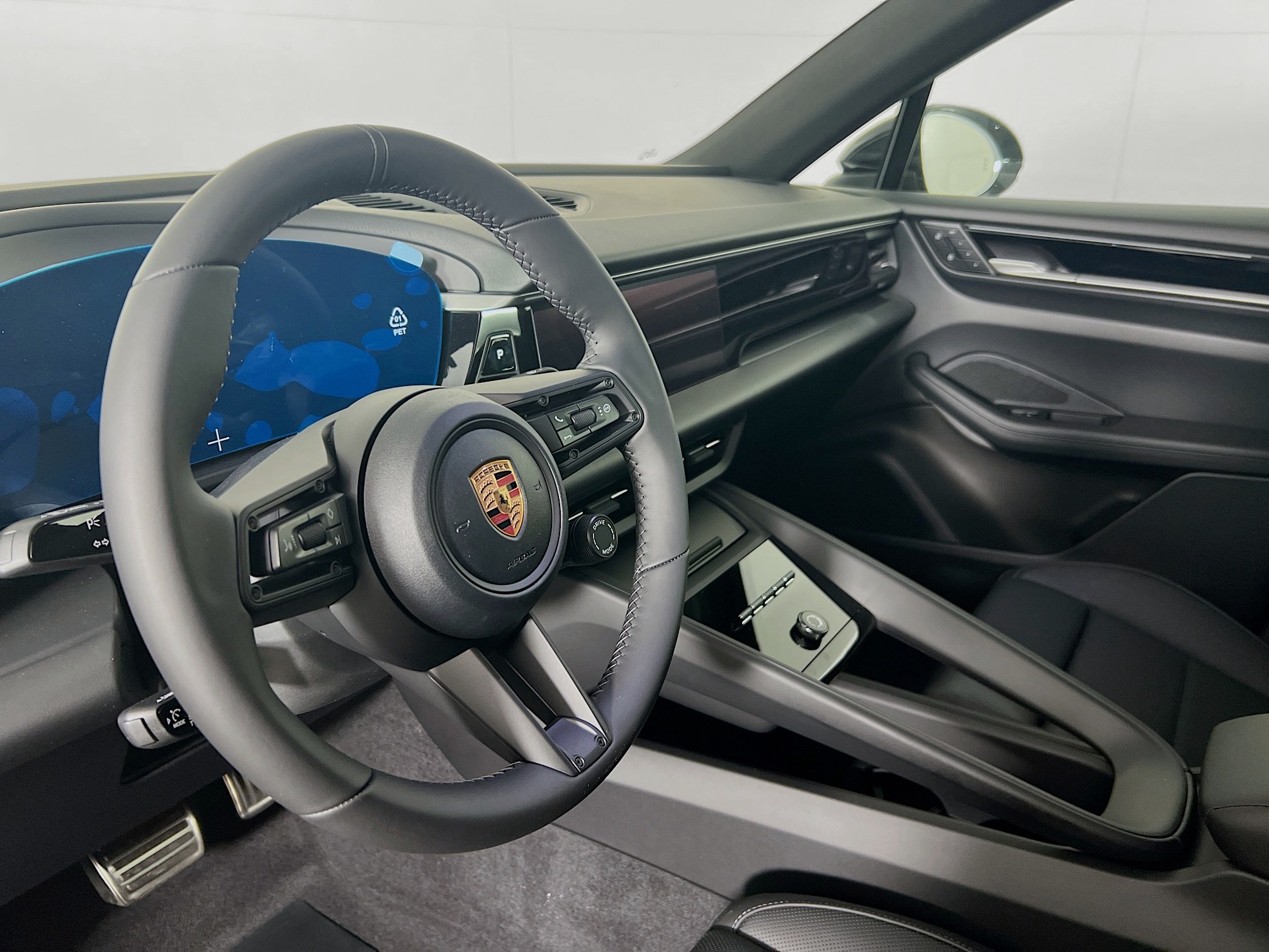 2025 Porsche Macan Electric photo 4