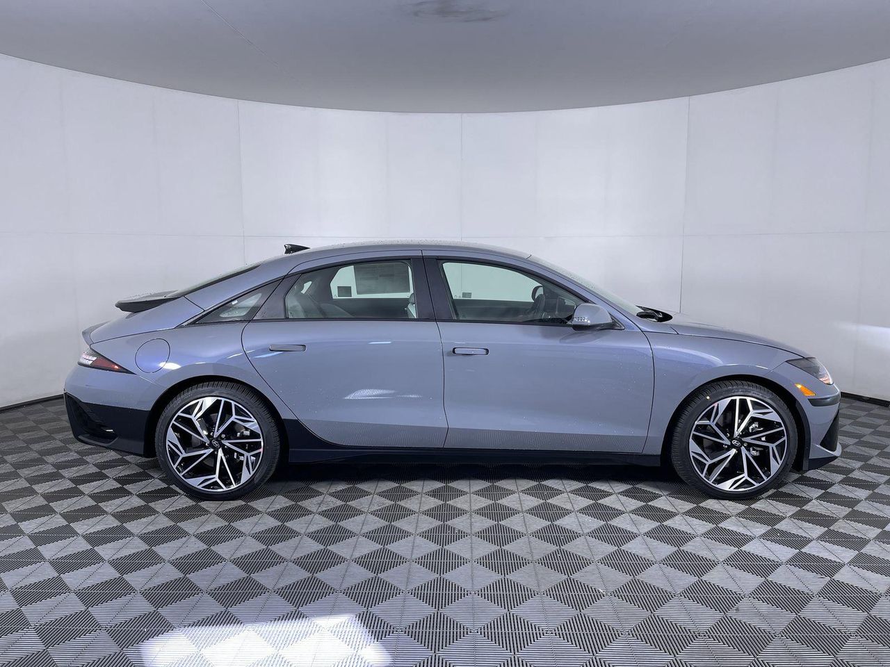 2025 Hyundai Ioniq 6 SEL photo 4