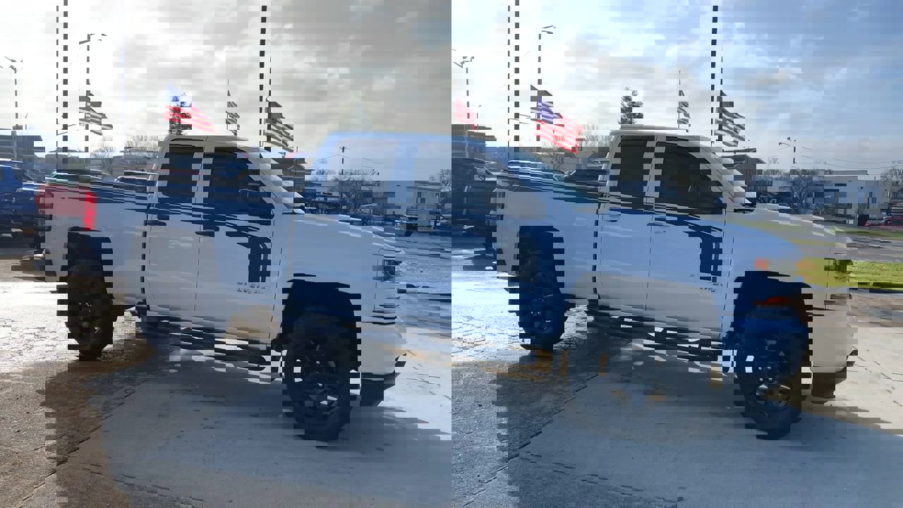 2017 Chevrolet Silverado 1500 Custom photo 2