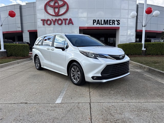 2025 Toyota Sienna XLE's photo