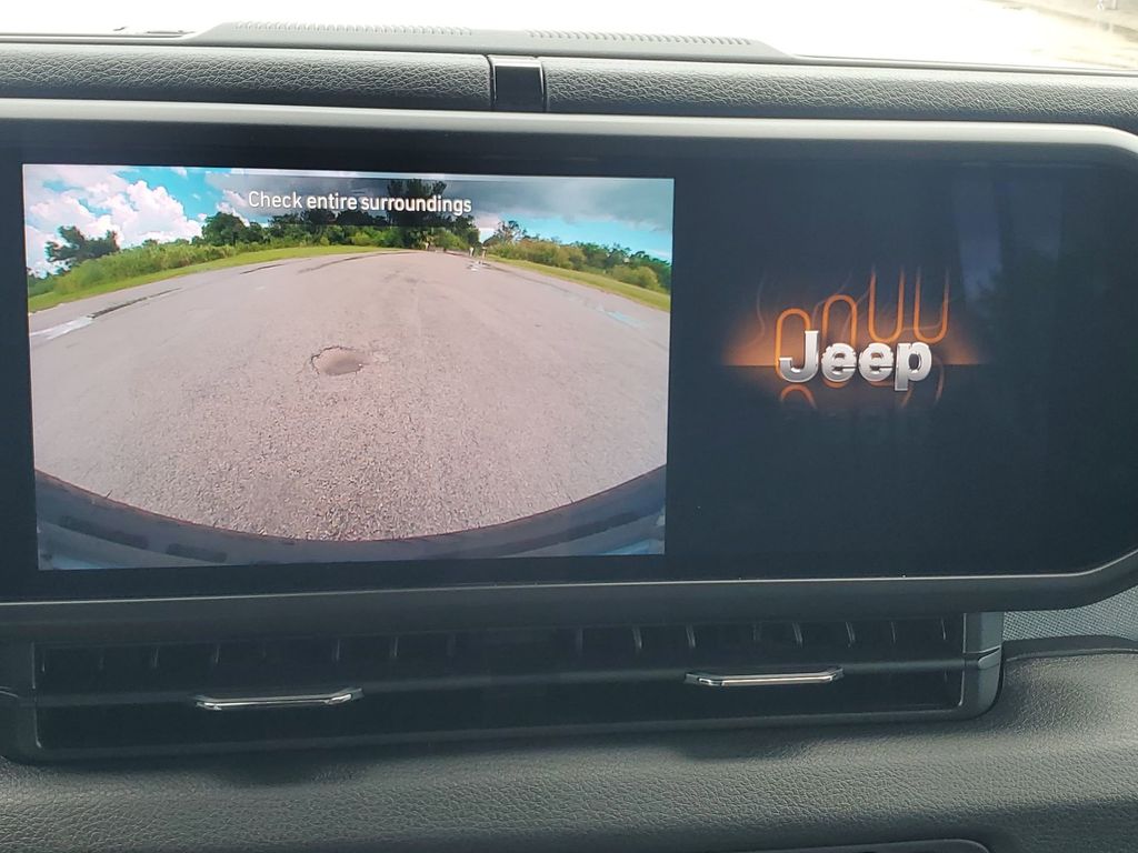 2025 Jeep Wrangler photo 30
