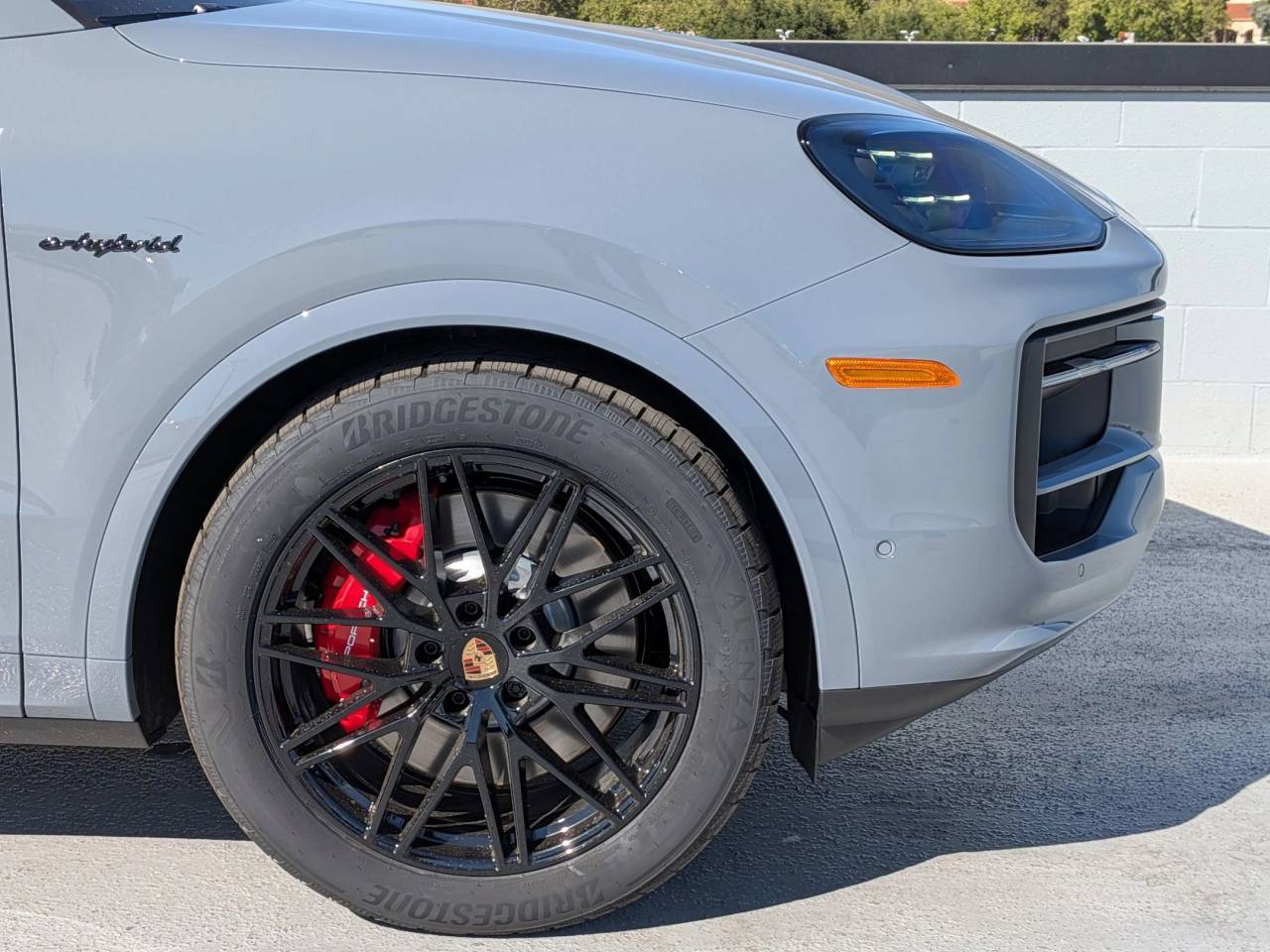 2025 Porsche Cayenne S E-Hybrid photo 9