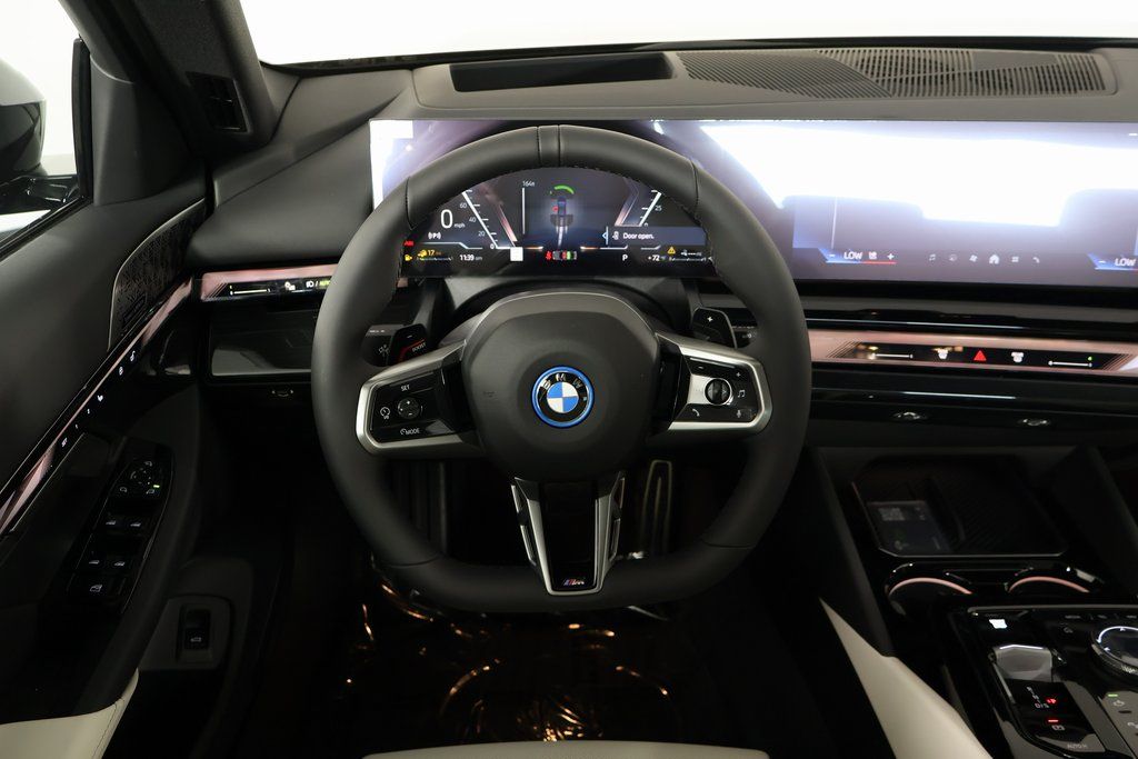 2026 Bmw 550e xDrive photo 3