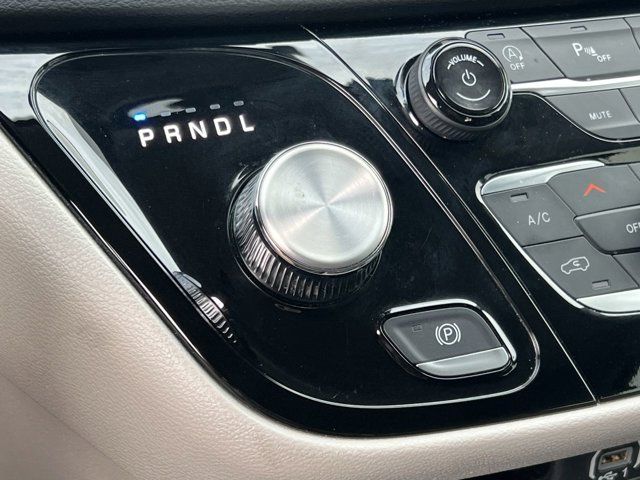 2024 Chrysler Pacifica Touring L photo 11