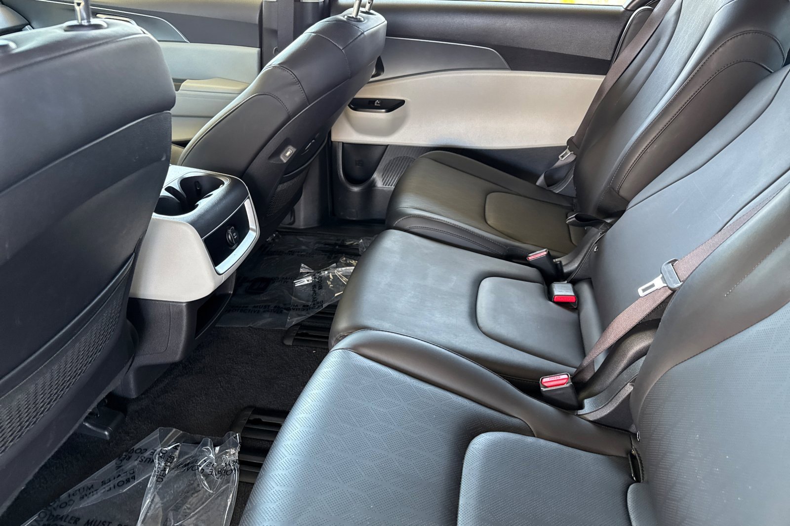 2024 Kia Carnival LX photo 8