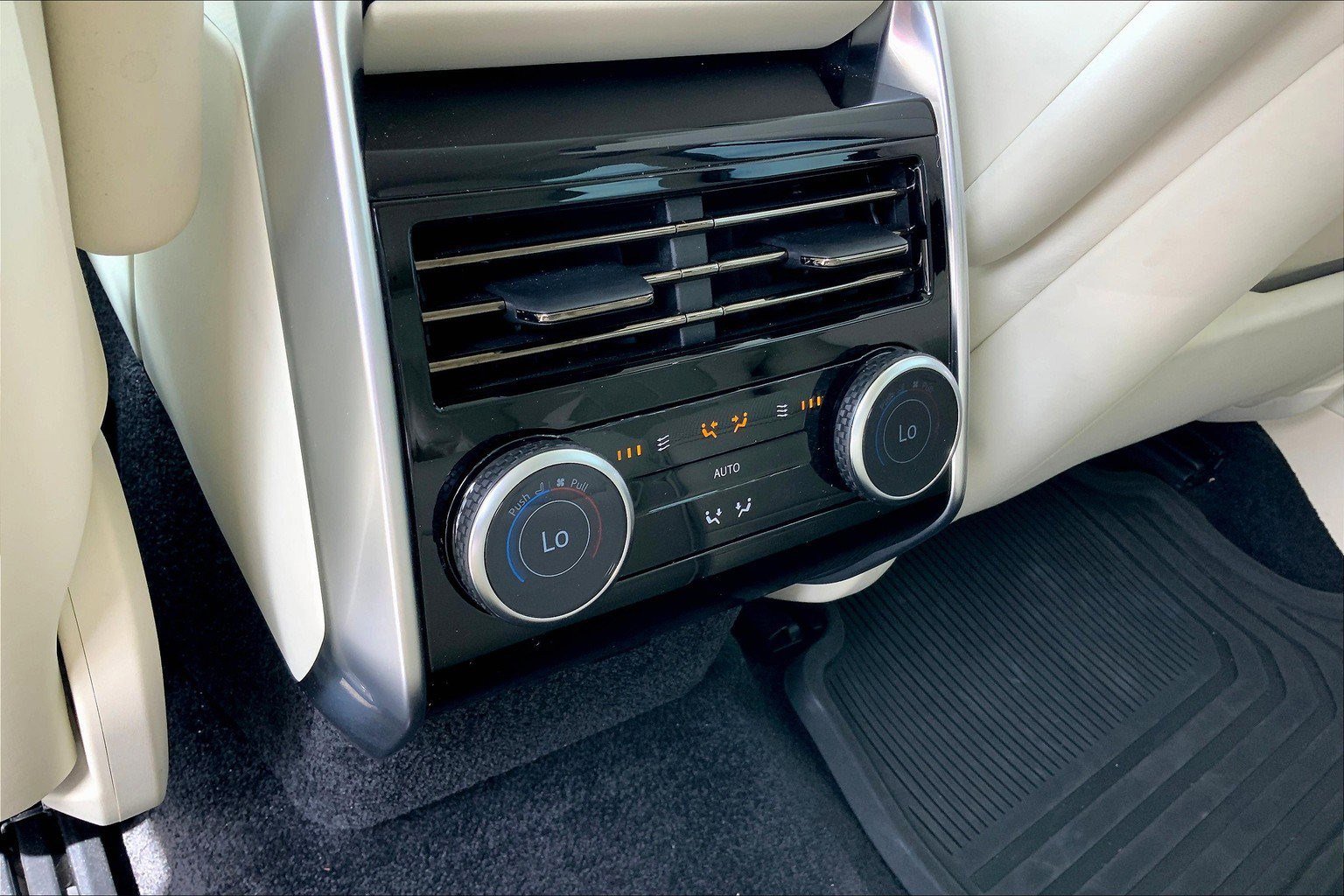 2023 Land Rover Range Rover SE photo 27