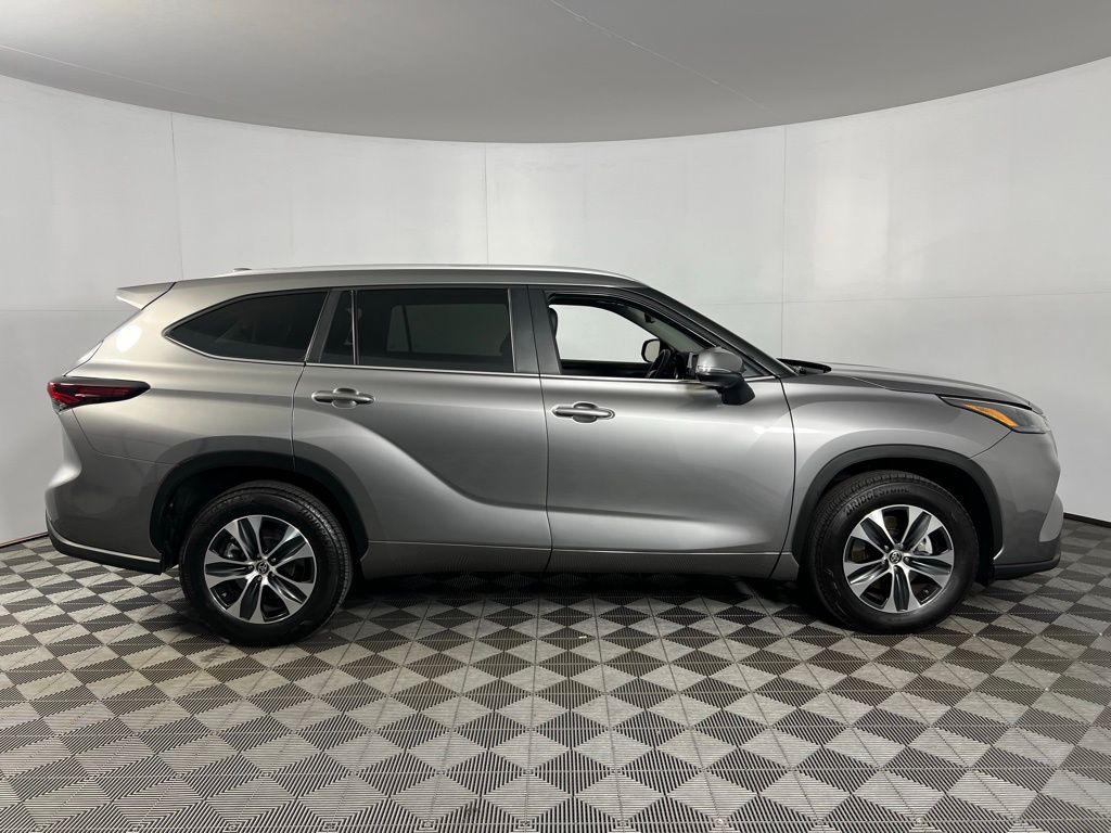 2025 Toyota Highlander XLE photo 4