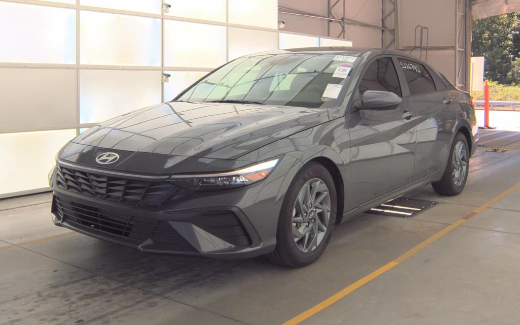 2024 Hyundai Elantra SEL photo 2