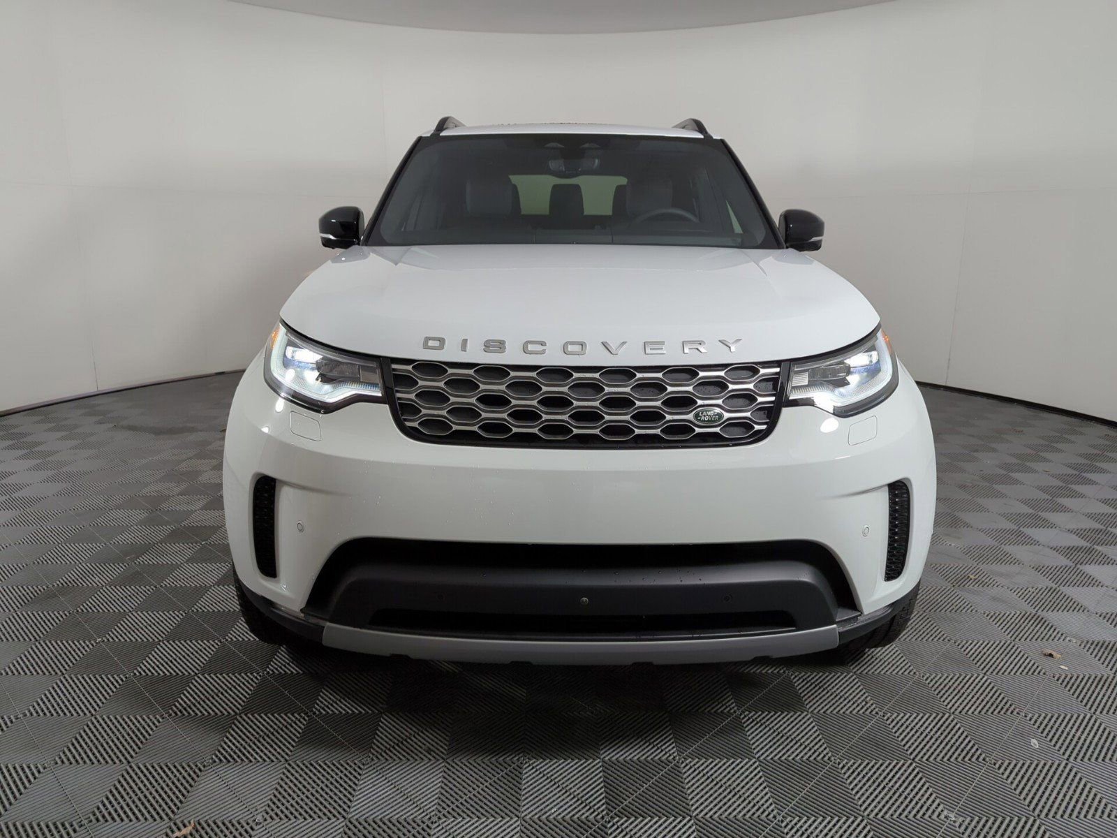 2025 Land Rover Discovery S photo 3