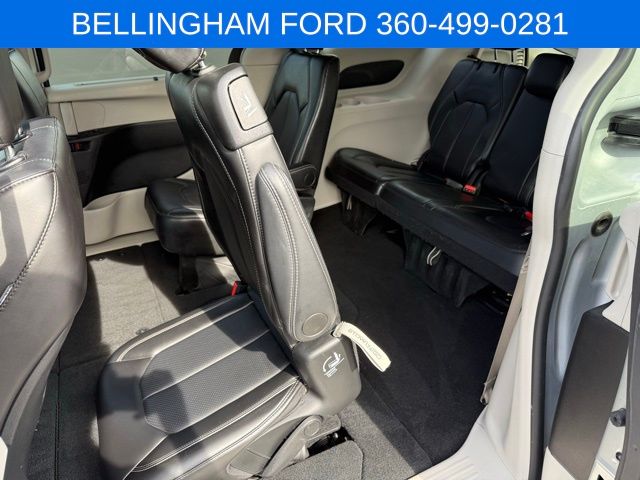 2024 Chrysler Pacifica Touring L photo 32