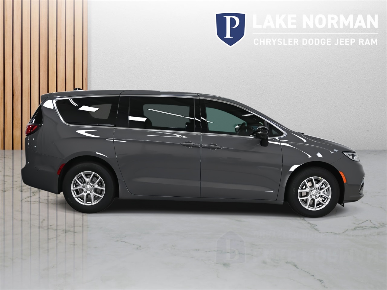 2025 Chrysler Pacifica photo 2