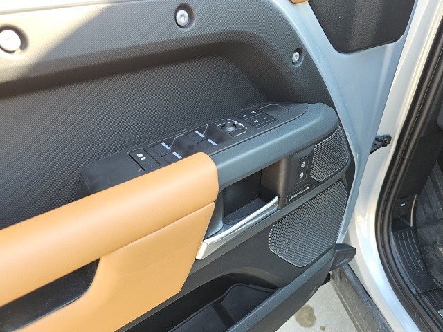 2024 Land Rover Defender 110 photo 21