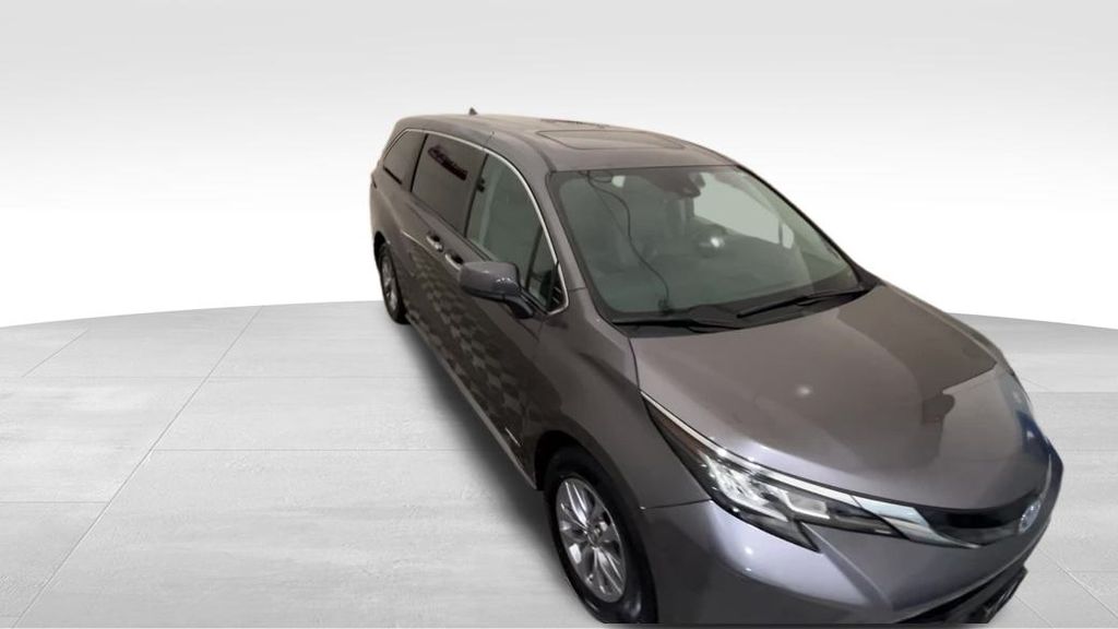 2021 Toyota Sienna XLE photo 13