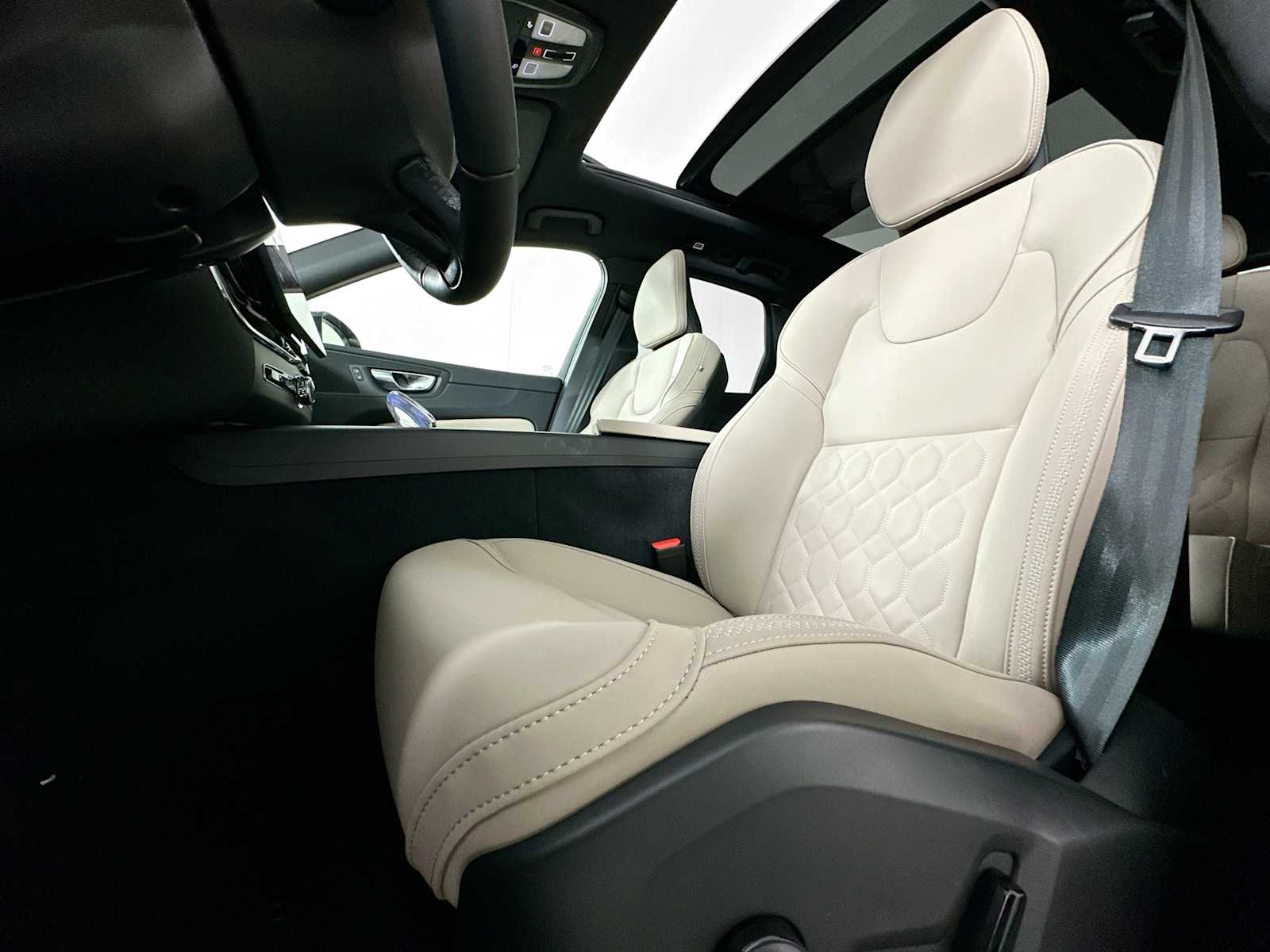 2026 Volvo XC60 B5 Plus photo 19