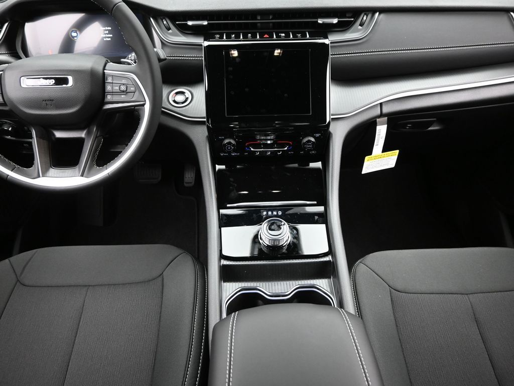 2025 Jeep Grand Cherokee Laredo photo 10