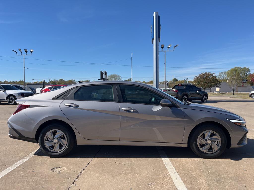 2025 Hyundai Elantra SE photo 4