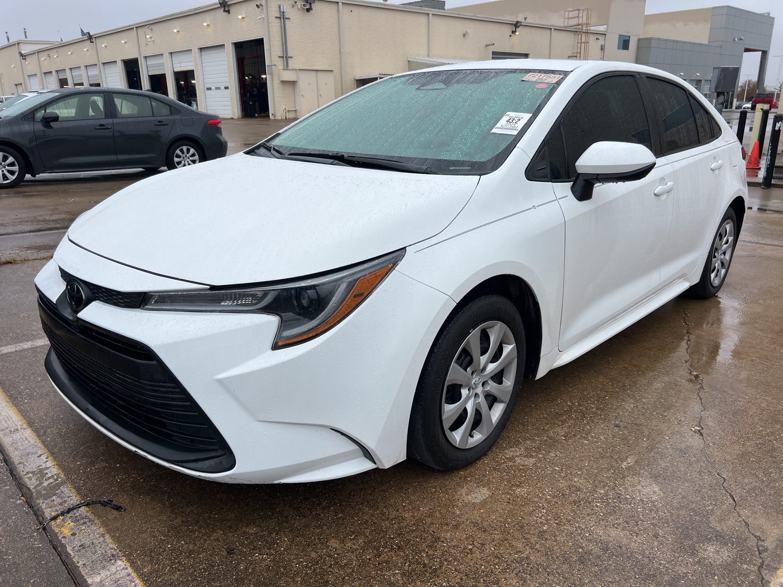 2024 Toyota Corolla LE's photo