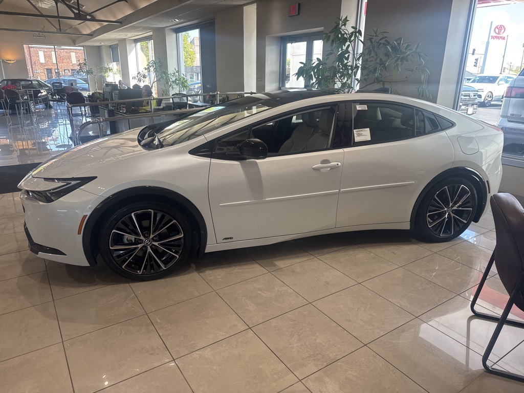 2025 Toyota Prius XLE photo 2