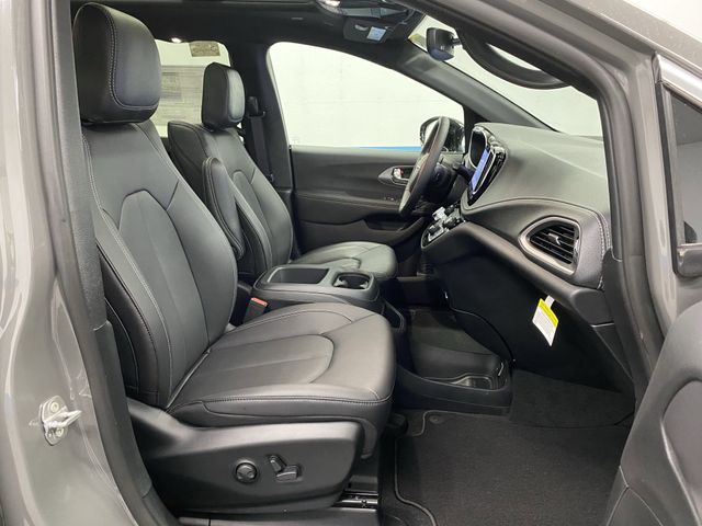 2025 Chrysler Pacifica photo 31