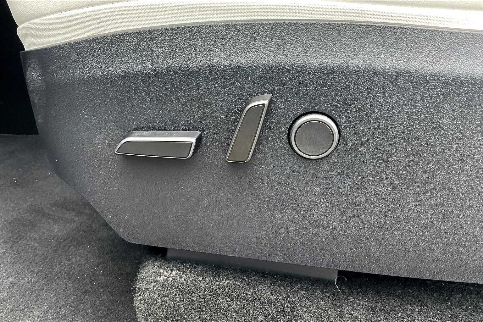2024 Tesla Model Y Long Range photo 29