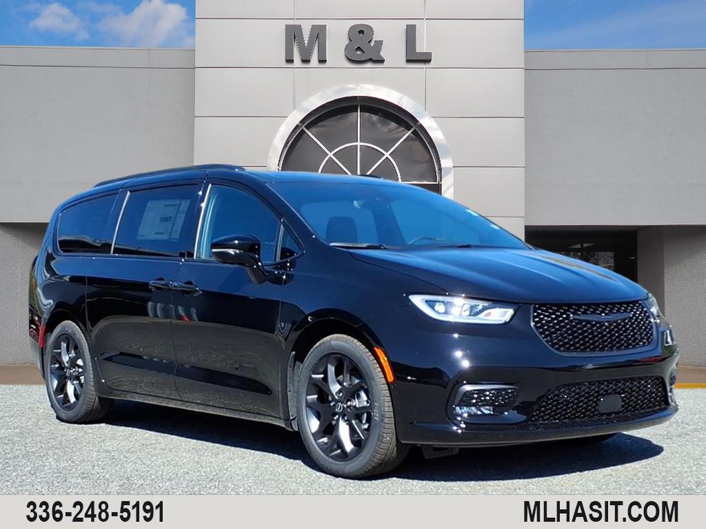 2026 Chrysler Pacifica Limited's photo