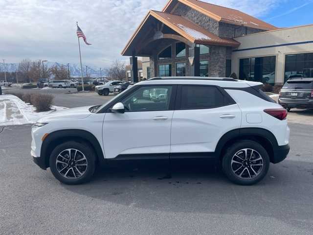 2025 Chevrolet Trailblazer LT photo 2