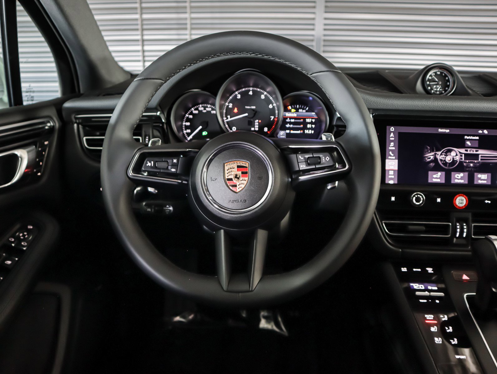 2025 Porsche Macan T photo 14