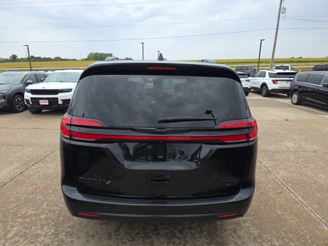 2021 Chrysler Pacifica Limited photo 6