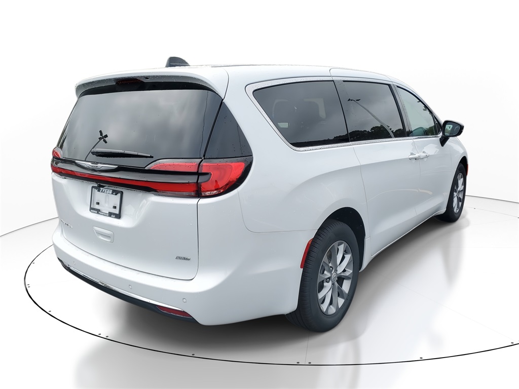 2026 Chrysler Pacifica photo 3