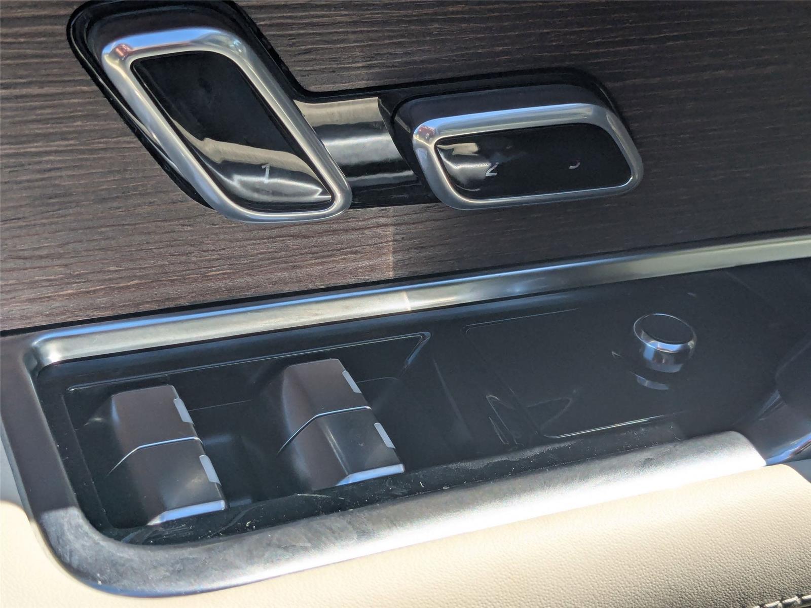 2025 Land Rover Range Rover SE photo 9
