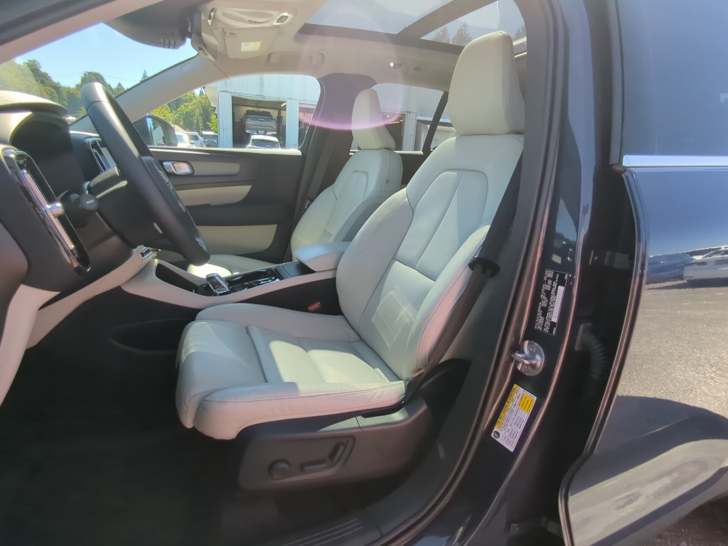 2022 Volvo XC40 T5 Inscription AWD photo 9