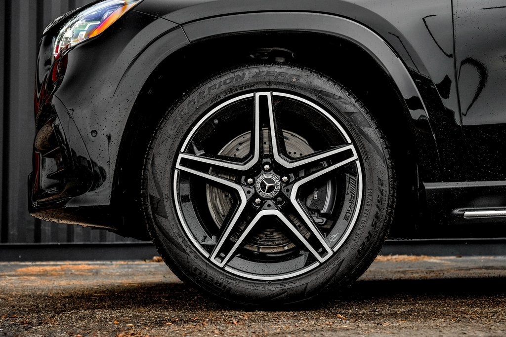 2026 Mercedes Benz GLS 450 4MATIC photo 2