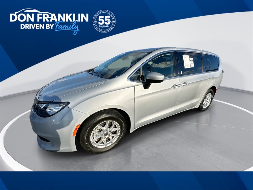 Pre-Owned 2023 Chrysler Voyager LX's photo