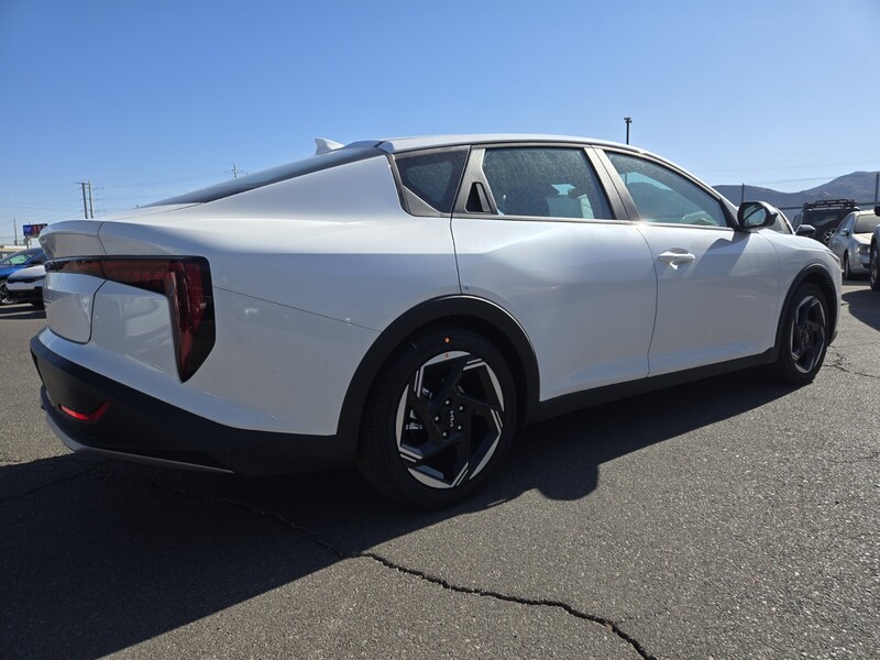 2025 Kia K4 EX photo 3