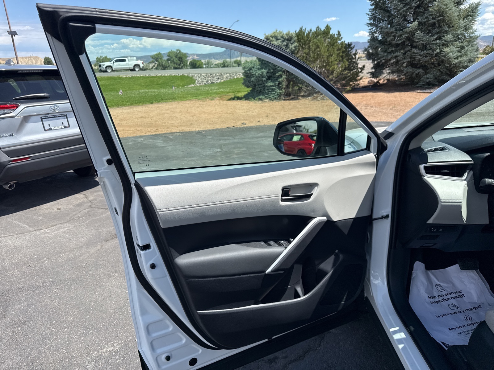 2025 Toyota Corolla Cross LE photo 7