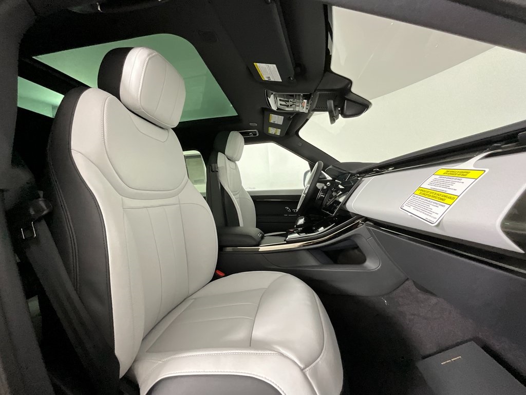 2025 Land Rover Range Rover Sport SE photo 3