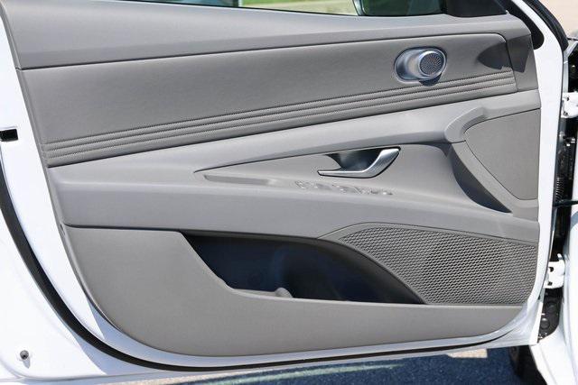 New 2025 White Hyundai SEL Sport image 7